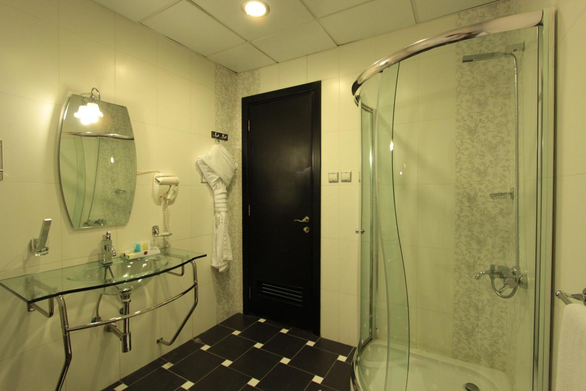 Awaliv International Hotel Ta'if Værelse billede A shower cubicle