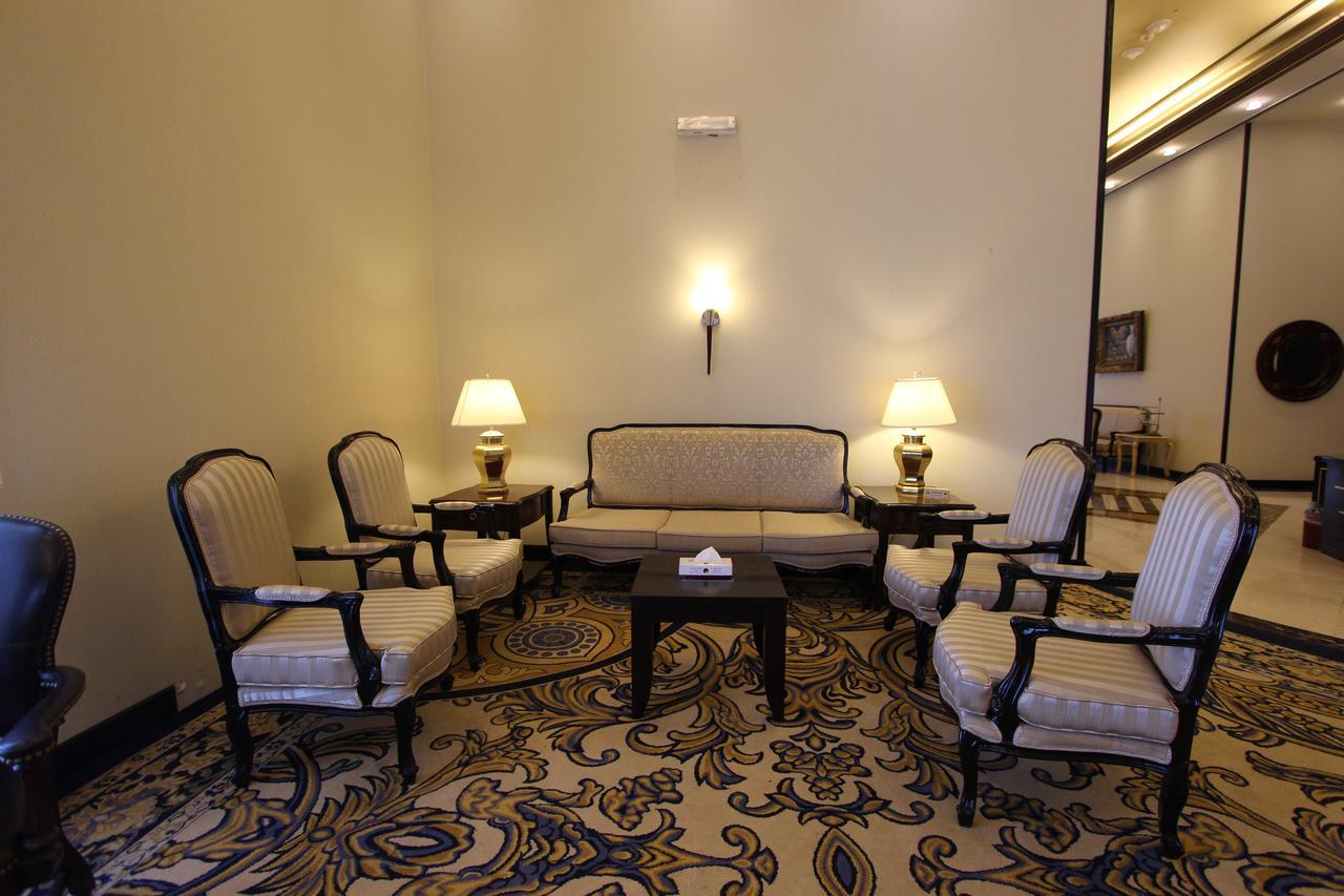 Awaliv International Hotel Ta'if Eksteriør billede A living room in the hotel