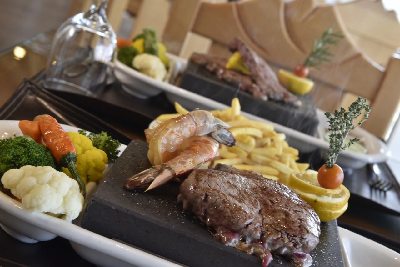 Awaliv International Hotel Ta'if Eksteriør billede A steak and shrimp dinner
