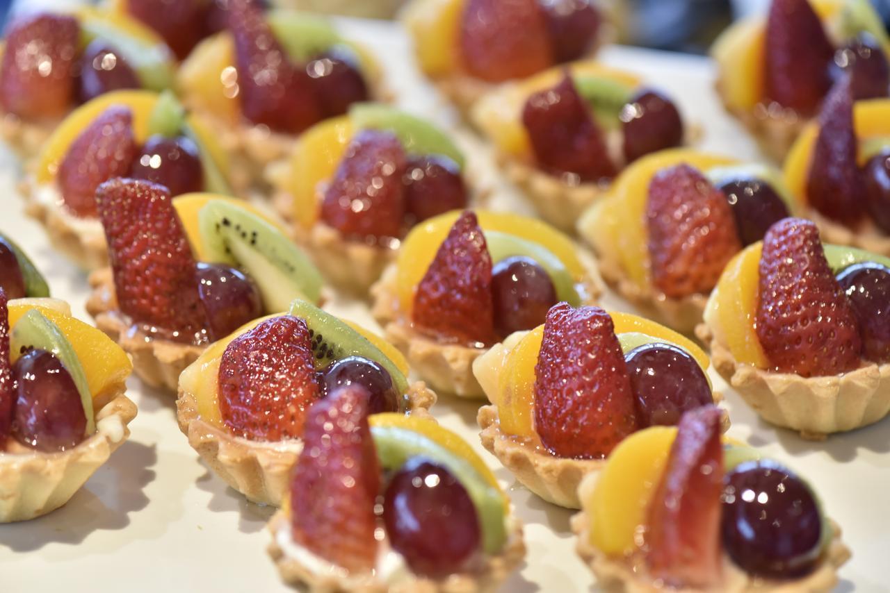 Awaliv International Hotel Ta'if Eksteriør billede Fruit tartlets